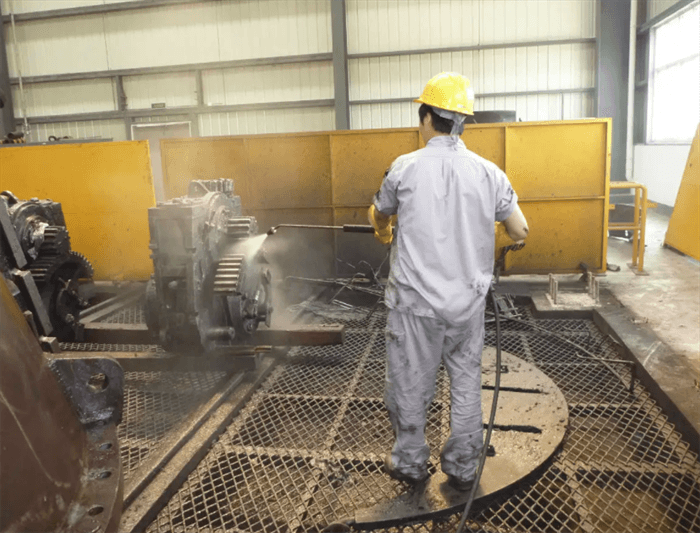 （圖：高壓噴淋清洗現(xiàn)場(chǎng)）