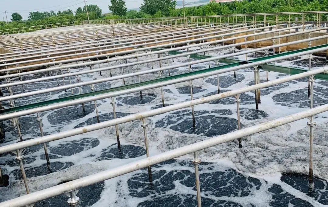 （圖：工業(yè)廢水起泡現(xiàn)場(chǎng)）