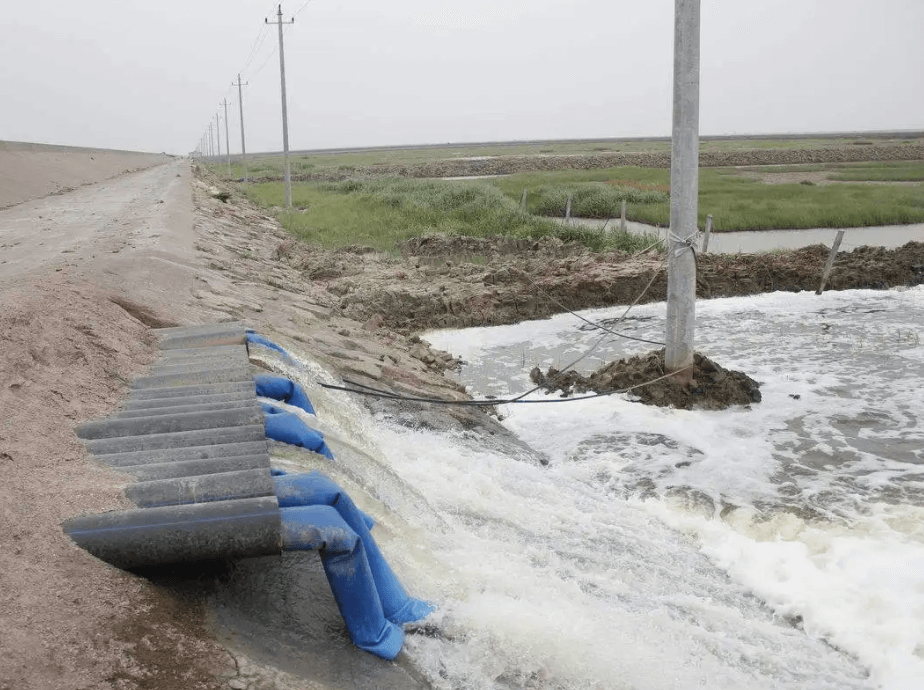 (圖:工業(yè)廢水處理現(xiàn)場)
