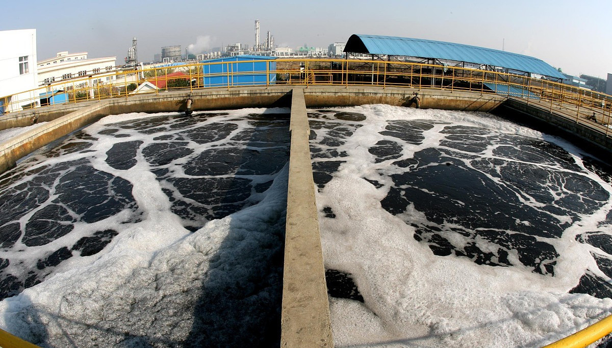 （圖：污水泡沫池處理現(xiàn)場(chǎng)）