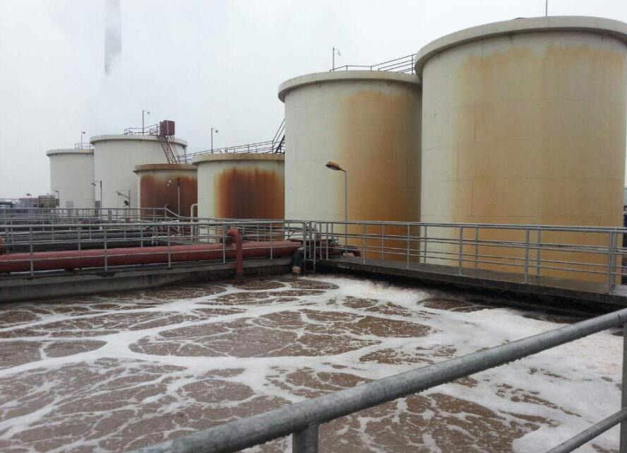 (圖:工業(yè)污水池起泡現(xiàn)場)